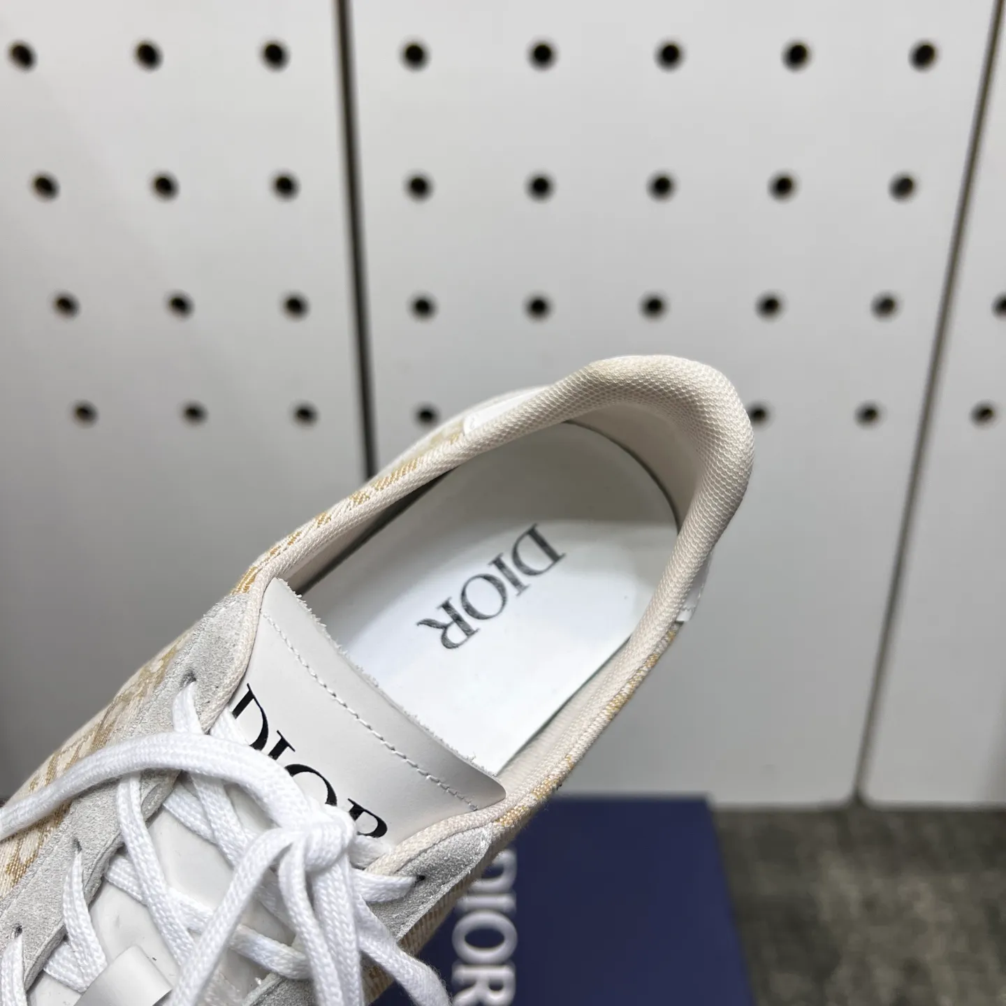 Factory price: 420💰【DIAo•Dior】Original quality.~ Unique modern style sneakers. 🏃A must-have casual shoe for trendy men😍😍 Original brand imported from Italy, imported original leather, sheep lining (refuses to discolor and grind feet) Sole: Original sole provided by the original factory, French lazy style design ⚠️Fit to the feet, original quality, super comfortable original sole. It’s like shooting the real thing 🎬The real thing is better, high-quality sneakers, size: 38-44, custom-made 45